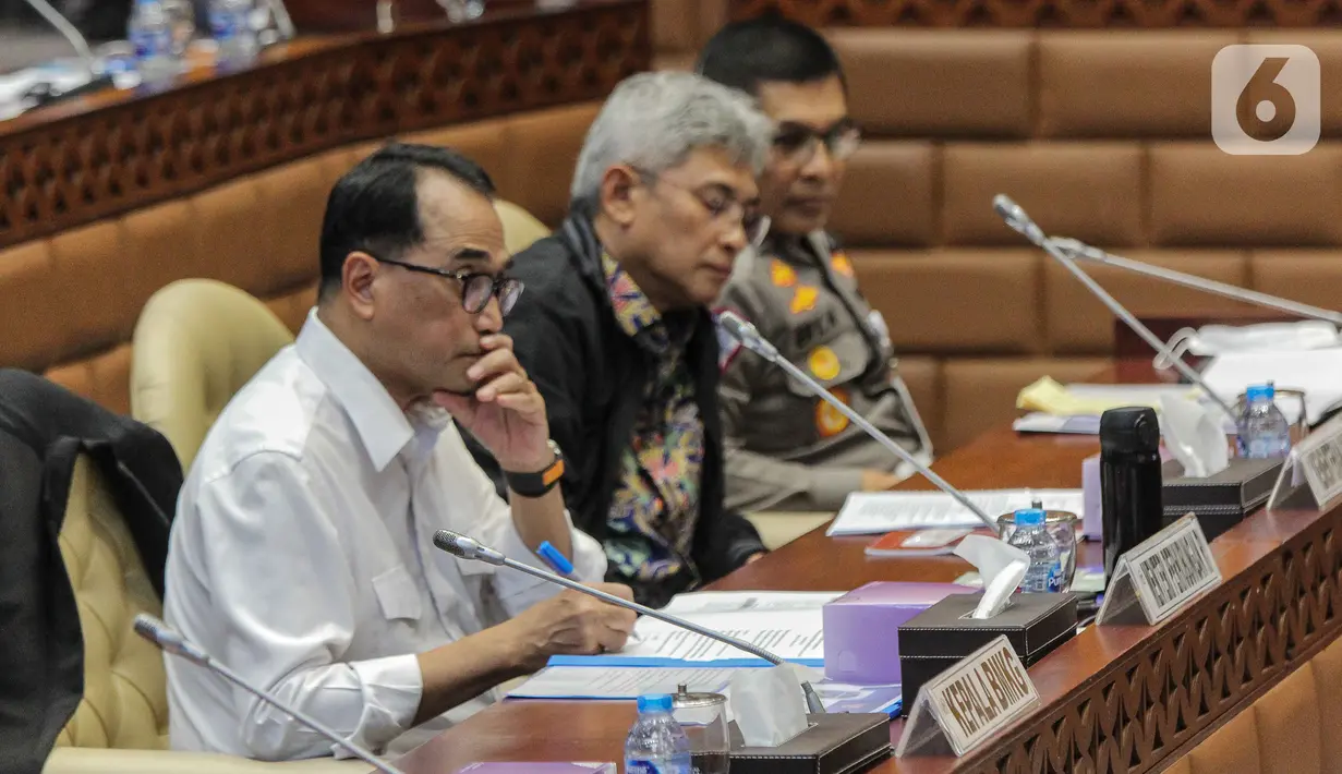 Menteri Perhubungan Budi Karya Sumadi (kiri) mengikuti Rapat Kerja/Rapat Dengar Pendapat bersama Menteri PUPR, Kepala BMKG, serta kepala Bdan Nasional Pencarian dan Pertolongan (BASARNAS) dengan Komisi V DPR RI di Kompleks Parlemen, Senayan, Jakarta, Rabu (15/2/23). Rapat membahas evaluasi terhadap pelaksanaan Angkutan Libur Natal 2022 dan Tahun Baru 2023. (Liputan6.com/Faizal Fanani)