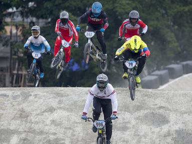 Kristens Krigers asal Latvia memimpin dan meninggalkan pebalap sepeda BMX asal Indonesia pada babak semifinal Men Elite Kejuaraan Jakarta International BMX 2020. (Bola.com/Peksi Cahyo)