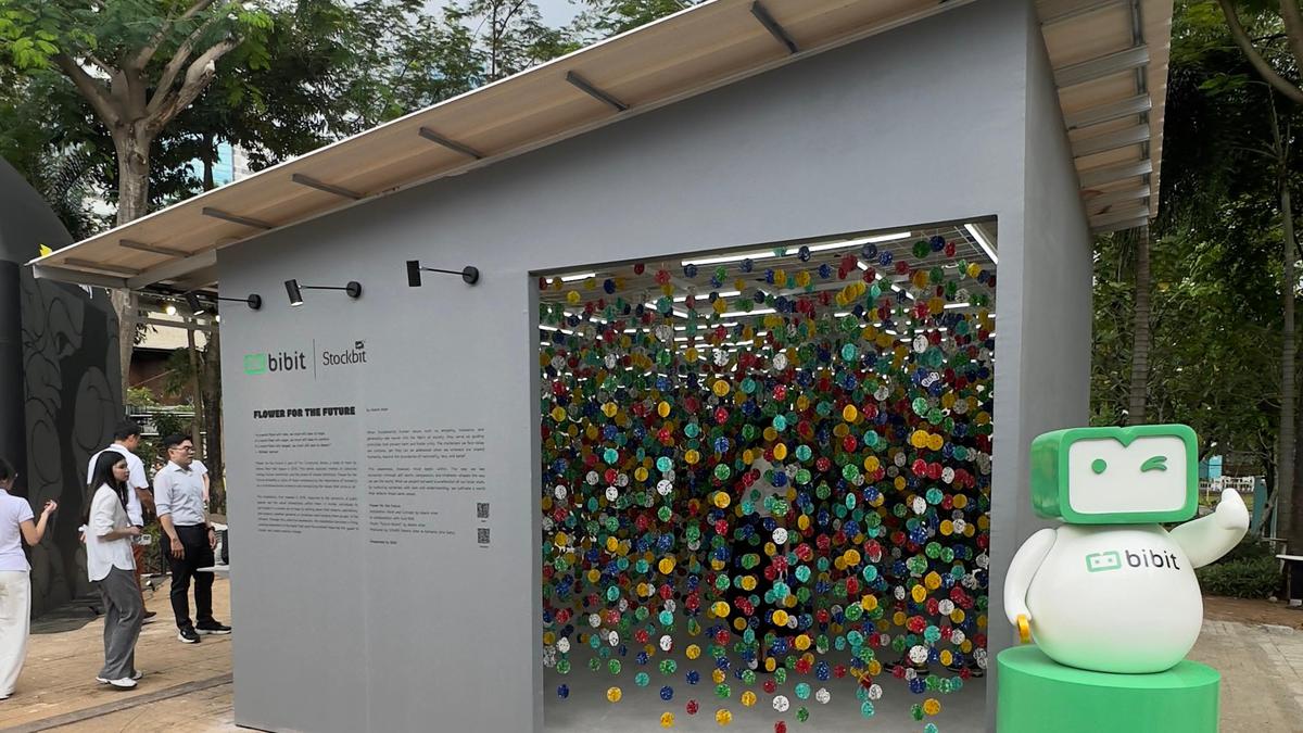 Melihat Harapan di Masa Depan Lewat Instalasi Seni Flower for the Future Karya Abenk Alter