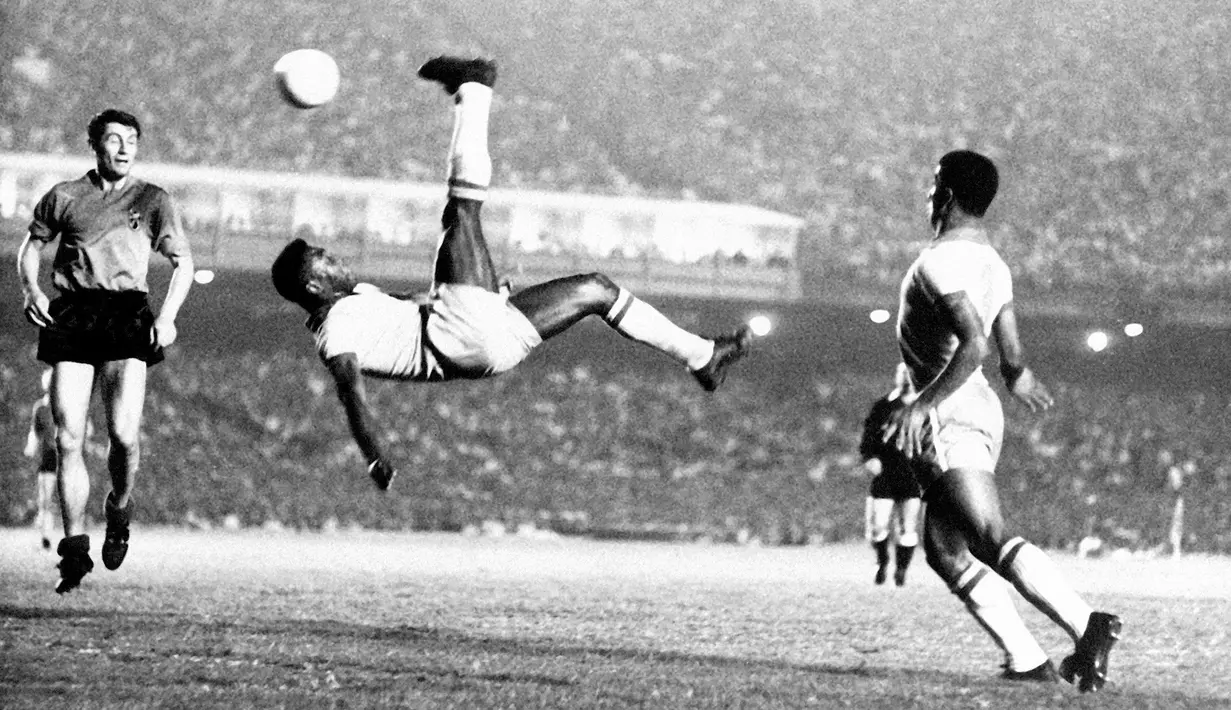 Bintang sepak bola Brasil Pele menendang bola saat pertandingan di lokasi yang tidak diketahui, September 1968. Pele yang menderita penyakit kanker usus telah dirawat di Rumah Sakit Albert Einstein sejak 29 November lalu. (AP Photo File)