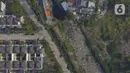 Foto udara memperlihatkan sampah menumpuk di aliran kali Kampung Bogor, Desa Setiasih, Tarumajaya, Kabupaten Bekasi, Rabu (30/9/2020). Tumpukan sampah itu akibat kurangnya kesadaran masyarakat untuk tidak membuang sampah sembarangan khususnya di aliran kali. (Liputan6.com/Herman Zakharia)