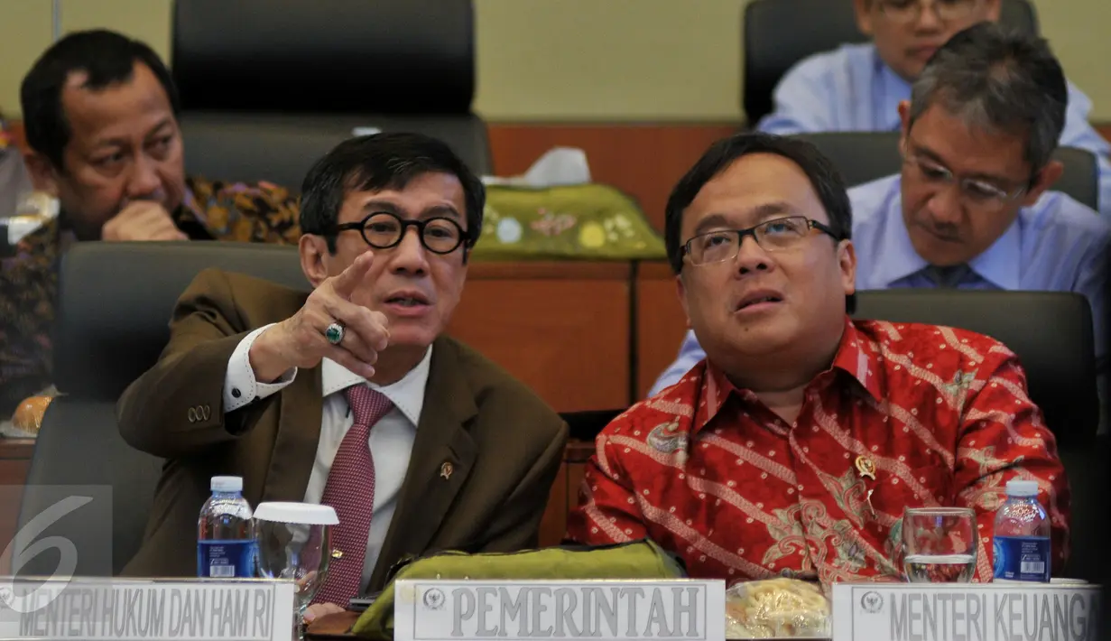 Menkumham Yasonna Laoly terlihat berbincang dengan Menkeu Bambang Brodjonegoro disela rapat pembahasan Rancangan Undang-undang APBN 2016 dengan Banggar DPR di Komplek Parlemen DPR, Jakarta, Rabu (9/9/2015). (Liputan6.com/Johan Tallo)