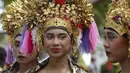 Wanita dalam pakaian tradisional terlihat saat pembukaan Pesta Kesenian Bali di Bali, Indonesia, 12 Juni 2022. Pulau Bali saat ini menggelar Pesta Kesenian Bali tahunan selama sebulan dari 12 Juni hingga 10 Juli. (AP Photo/Firdia Lisnawati)