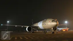 Pesawat Boeing 777-300 ER setelah mendarat di hanggar 4 GMF, Bandara Internasional Soekarno Hatta, Tangerang, Kamis (29/10). Garuda Indonesia menyambut kedatangan armada Boeing B777-300 ER dengan livery Skyteam yang kesembilan. (Liputan6.com/Angga Yuniar)