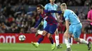 Penyerang Barcelona, Antoine Griezmann berusaha mengumpan bola dari kawalan pemain Slavia Praha, Michal Frydrych pada pertandingan lanjutan Grup F Liga Champions di stadion Camp Nou, Spanyol (5/11/2019). Barcelona bermain imbang 0-0 atas Slavia Praha. (AP Photo/Joan Monfort)