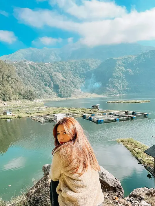 Tidak ketinggalan, dengan latar belakang danau yang indah, Dannia Salsabila pun abadikan momen tersebut. Tampil dengan busana kasual yang hangat, sosoknya ini menuai banyak pujian dari para penggemar. (Liputan6.com/IG/@danniasalsabilla)