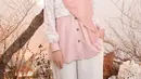 Two tone blouse bermotif seperti dikenakan Shireen Sungkar paling cocok dipadukan dengan bawahan polos. [@shibyshireen]