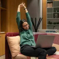 Peregangan rutin pada area pergelangan tangan membantu melancarkan aliran darah dan mencegah terjadinya cedera saraf yang menyakitkan. [Dok/Pexels.com/Resume Genius].