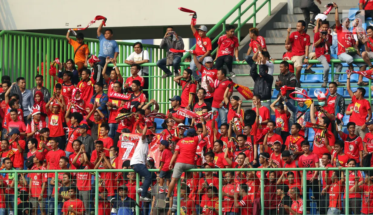 Suporter Semen Padang membentangkan syal usai menyaksikan laga timnya melawan Bhayangkara FC di lanjutan Liga 1 Indonesia di Stadion Patriot Candrabhaga, Bekasi, Sabtu (20/5). Semen Padang kalah 0-1. (Liputan6.com/Helmi Fithriansyah)
