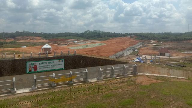 Ketua Satgas Pelaksanaan Pembangunan Infrastruktur IKN, Danis Hidayat Sumadilaga di proyek Bendungan Sepaku Semoi, Kalimantan Timur, Jumat (13/1/2023). Bendungan Sepaku Semoi diproyeksikan bakal menyuplai kebutuhan air baku bagi penduduk IKN Nusantara.