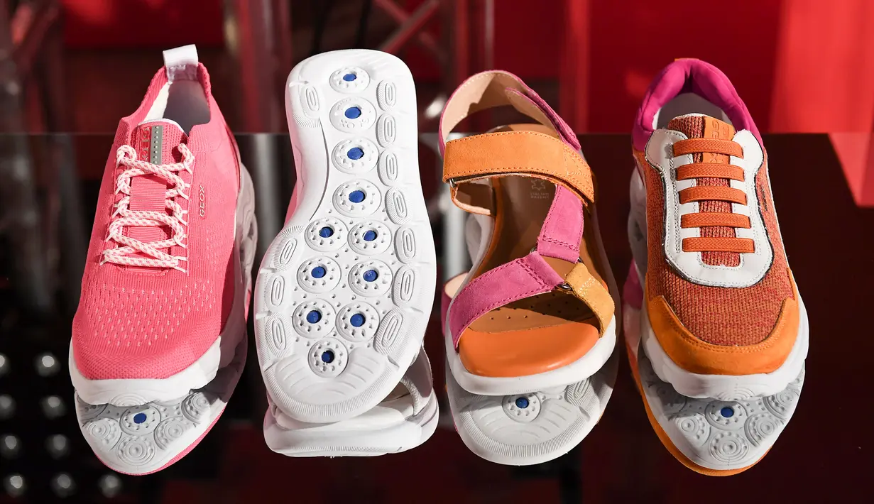 Hadir juga sneaker dengan siluet ramping yang tersedia dalam warna-warni berani. Seperti putih, hitam, atau merah dan kuning cerah.(Foto: GEOX)
