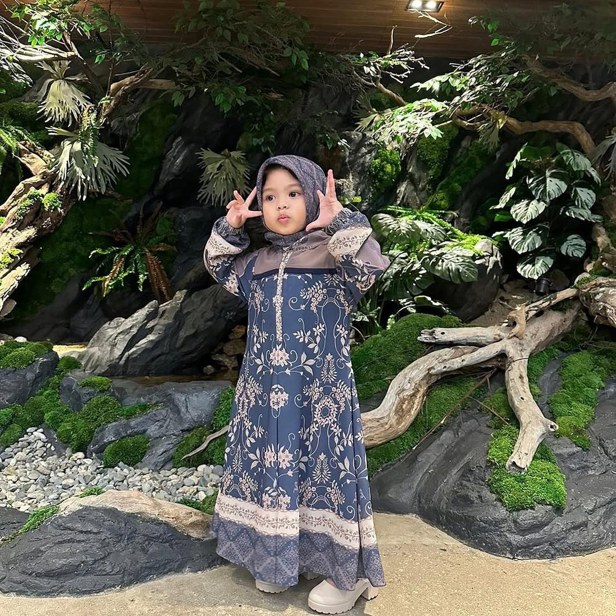 Potret Gemas Ameena dan Azura Anak Aurel Hermansyah dan Atta Halilintar Tampil Berhijab