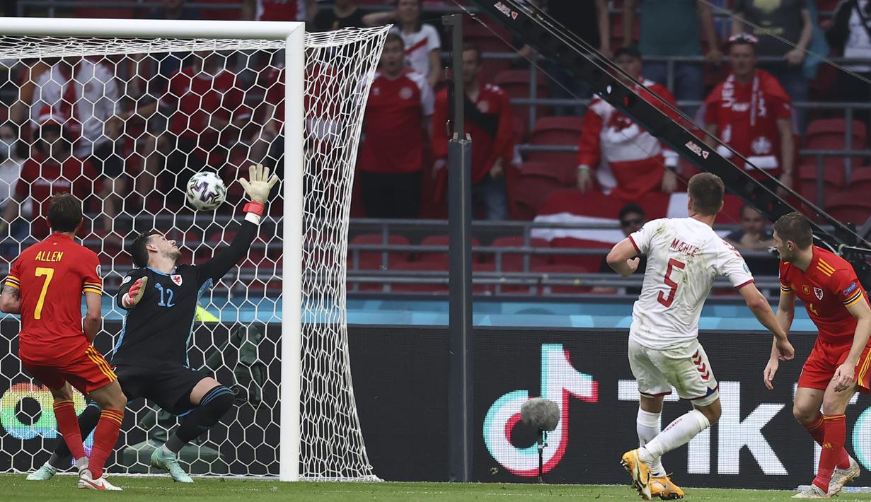 Denmark benar-benar mencetak gol ketiga pada menit ke-88. Mendapat umpan dari gelandang Mathias Jensen, Joakim Maehle berhasil mengecoh seorang bek Wales lalu melepaskan tendangan ke pojok atas gawang Wales. Denmark 3, Wales 0. (Foto: AP/Pool/Dean Mouhtaropoulos)