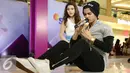 Salah satu kontestan Miss Celebrity saat beradu akting dengan Aliando Syarief di Kota Kasablanka, Jakarta, Minggu (11/10/2015). Para kontestan Miss Celebrity 2015 akan diuji beradu akting dengan Aliando. (Liputan6.com/Faizal Fanani)