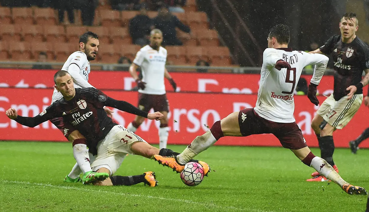 Pemain AC Milan, Luca Antonelli, saat mencetak gol ke gawang Torino pada laga lanjutan Serie A Italia di Stadion San Siro, Minggu (28/2/2016) dini hari WIB. (EPA/Daniele Mascolo)