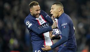 Pemain Paris Saint-Germain (PSG), Kylian Mbappe, melakukan selebrasi bersama Neymar setelah mencetak gol ke gawang Bayern Munchen pada leg pertama babak 16 besar Liga Champions 2022-2023, Rabu (15/2/2023). (AP Photo/Christophe Ena)