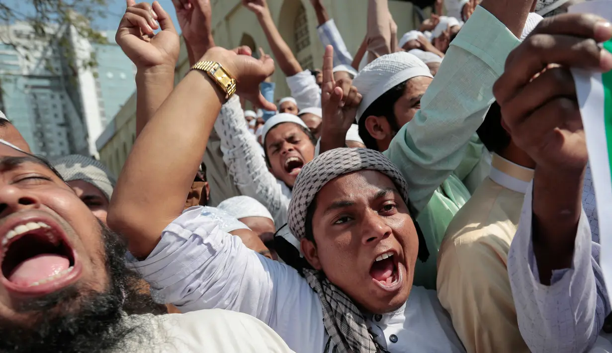 Ekspresi sejumlah pendukung dan simpatisan Hefazat-e-Islam saat menggelar aksi protes di Dhaka, Bangladesh, (24/2). Mereka meminta untuk menurukan patung Dewi Yunani Themis yang ditutup matanya dan dibalut gaun tersebut. (AP Photo / A.M. Ahad)