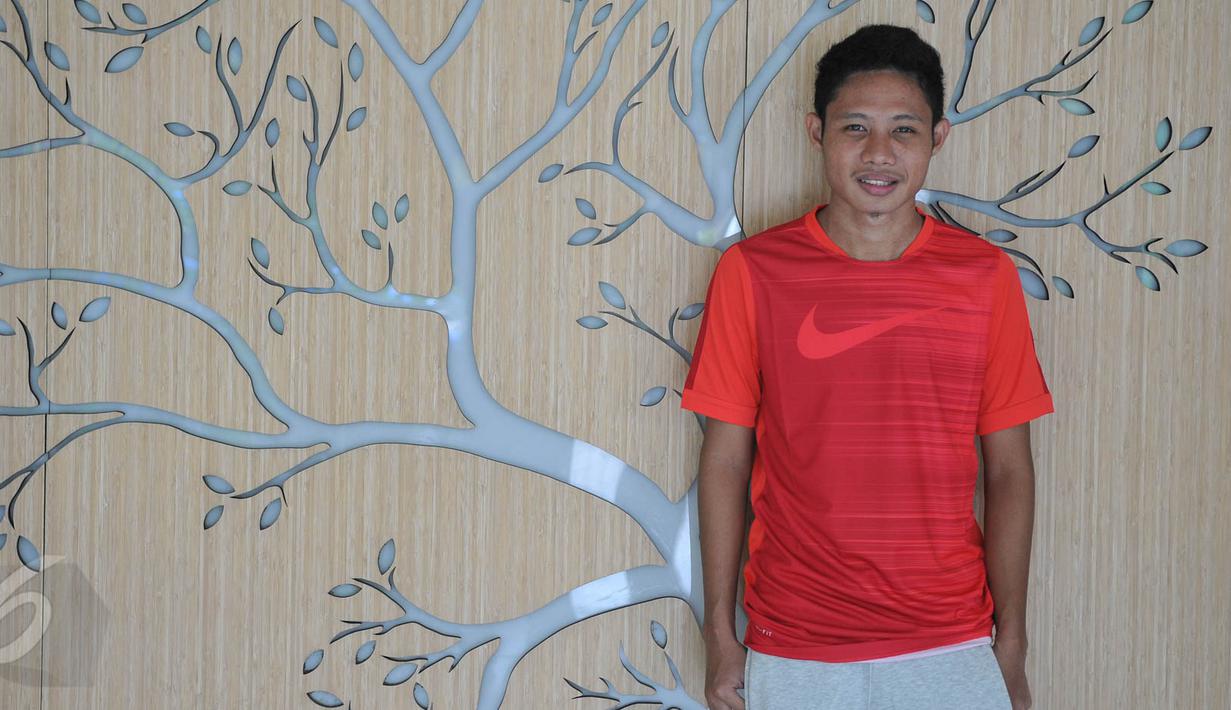 Di media social Twitter, ternyata banyak orang yang 'salah kaprah' dengan akun asli dari gelandang Persebaya Surabaya tersebut. Evan sendiri geram dibuatnya, Jakarta, Kamis (28/5/2015). (Liputan6.com/Herman Zakharia)