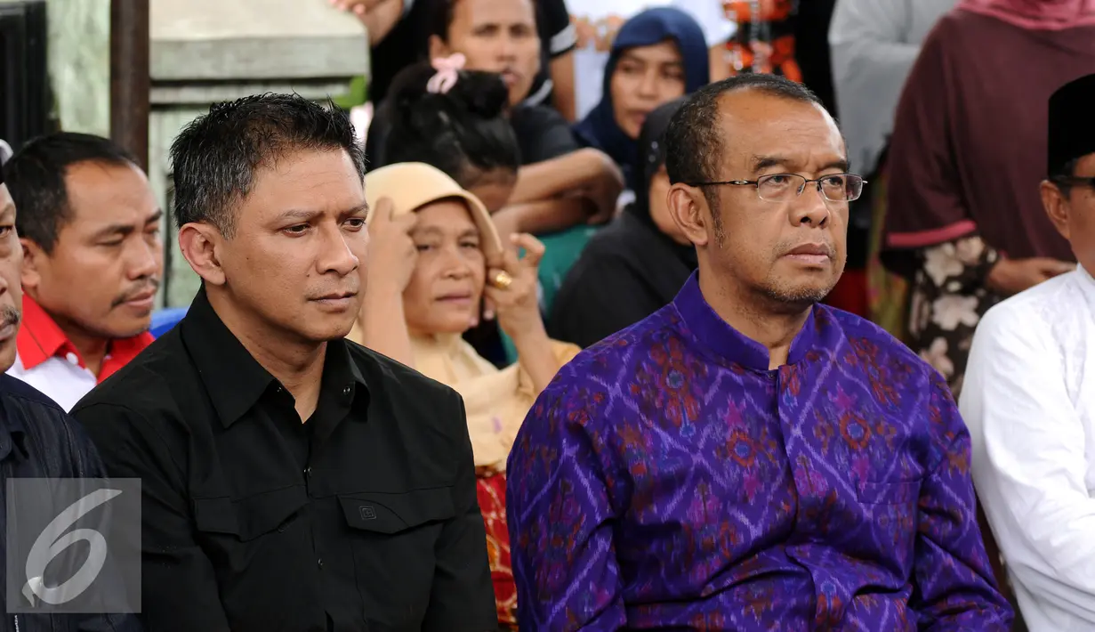 Wakil Ketua PSSI, Iwan Budianto bersama Deputi V Kemenpora, Gatot Dewabroto saat hadir di rumah duka Achmad Kurniawan di kawasan Cijantung, Jakarta, Rabu (11/1). Kiper Arema FC, Achmad Kurniawan wafat di usia 37 tahun. (Liputan6.com/Helmi Fithriansyah)