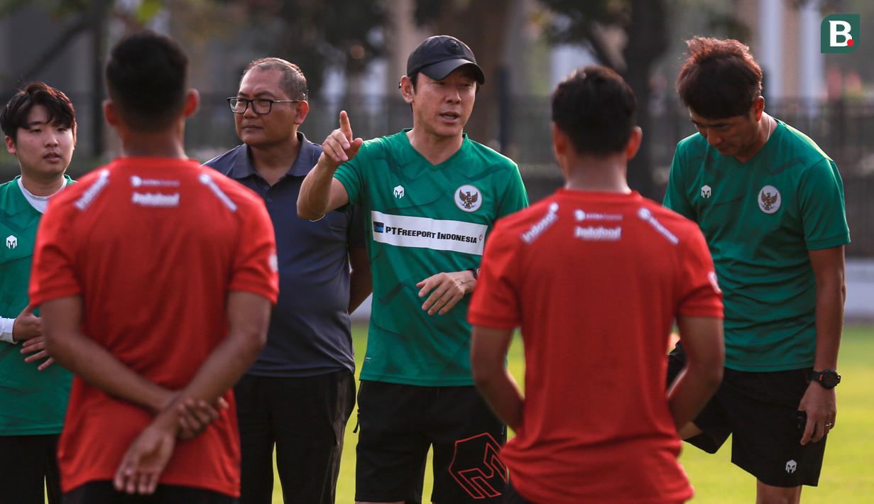 <p>Pelatih Timnas Indonesia U-23, Shin Tae-yong memberikan arahan kepada pemain saat melakukan latihan perdana menjelang Piala AFF U-23 yang berlangsung di Lapangan A, Senayan, Jakarta, Kamis (10/08/2023). (Bola.com/Bagaskara Lazuardi)</p>