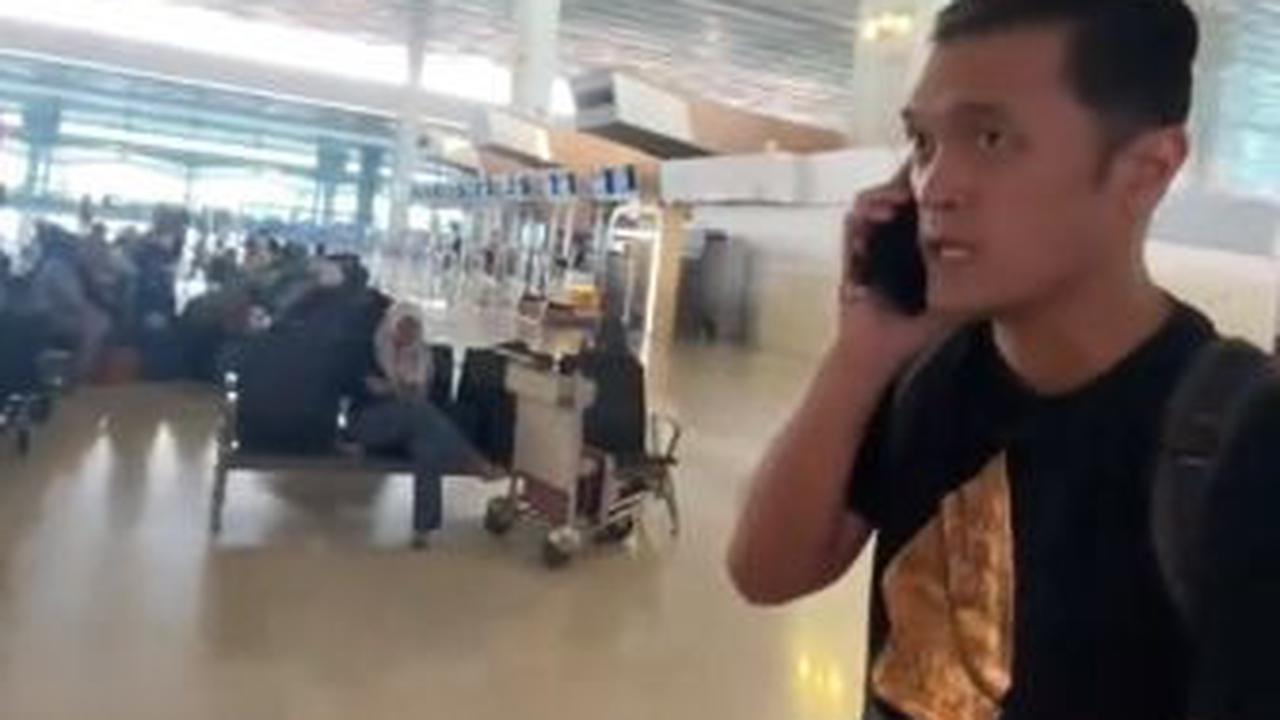Sementara sang istri justru hanya bisa melempar senyuman. Sang suami pun kembali mendapat konsultasi pasien saat hendak memasuki pintu keberangkatan hingga kabin pesawat.