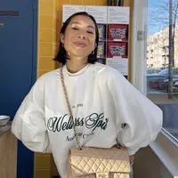 Jennifer Bachdim memiliki gaya fashion yang effortless chic. Ia banyak mengenakan attire yang menunjang kenyamanan. [Foto: Instagram/ Jennifer Bachdim]