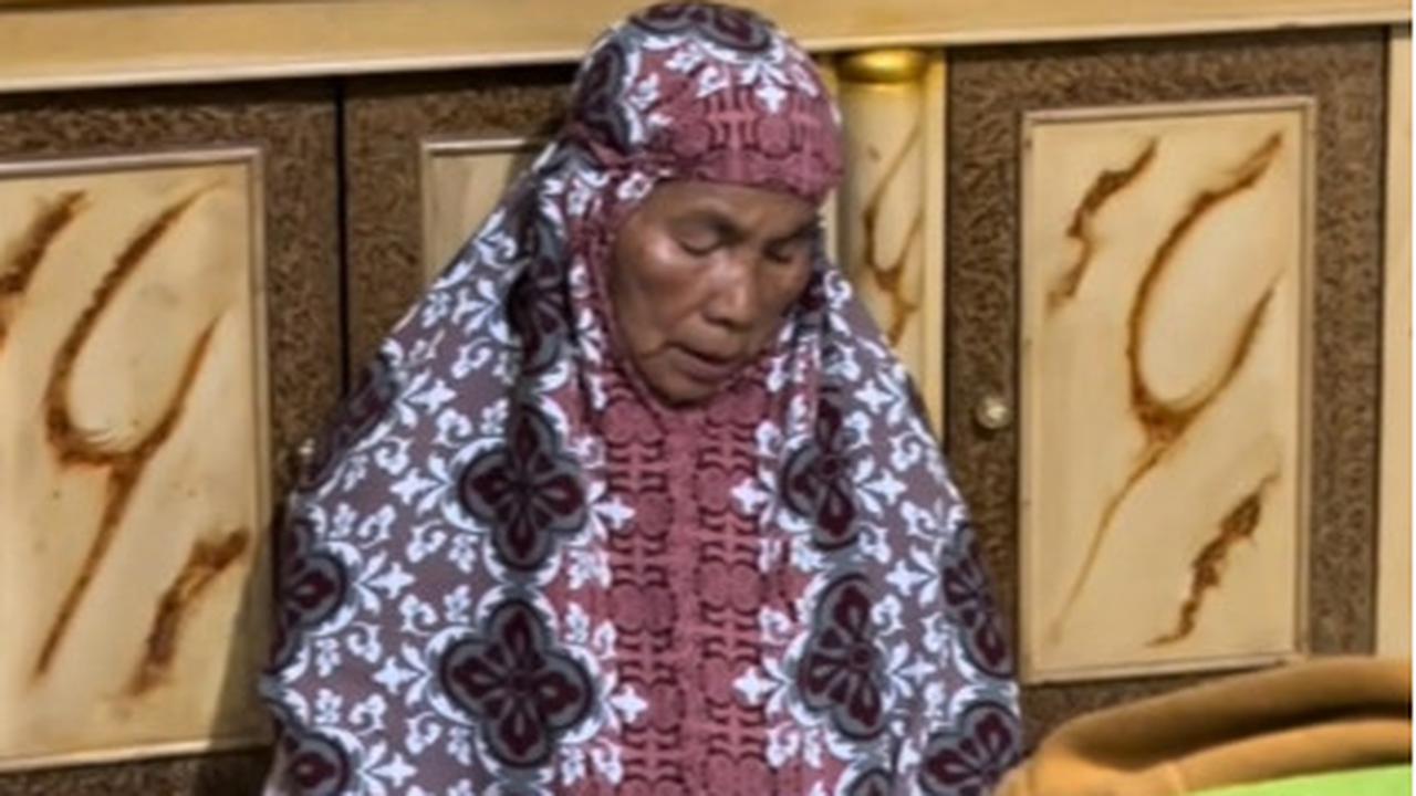 Selalu Tunggu Sang Cucu Kembali di Pintu Rumah, Momen Kedekatan Pria dengan Neneknya Ini Bikin Haru