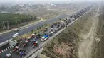 Para petani membawai traktor berpartisipasi dalam unjuk rasa di Jalan Tol Kundli – Manesar – Palwal (KMP) di Kundli di negara bagian Haryana (7/1/2021). Mereka menentang reformasi pertanian pemerintah pusat baru-baru ini. (AFP/Prakash Singh)