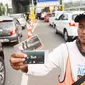 Petugas menjual kartu transaksi tol non tunai di gerbang tol Pejompongan, Jakarta, Jumat (15/9). PT Jasa Marga mulai menerapkan sistem transaksi pembayaran tol non tunai di seluruh Gerbang Tol Cawang-Tomang-Pluit dan Sedyatmo. (Liputan6.com/Angga Yuniar)