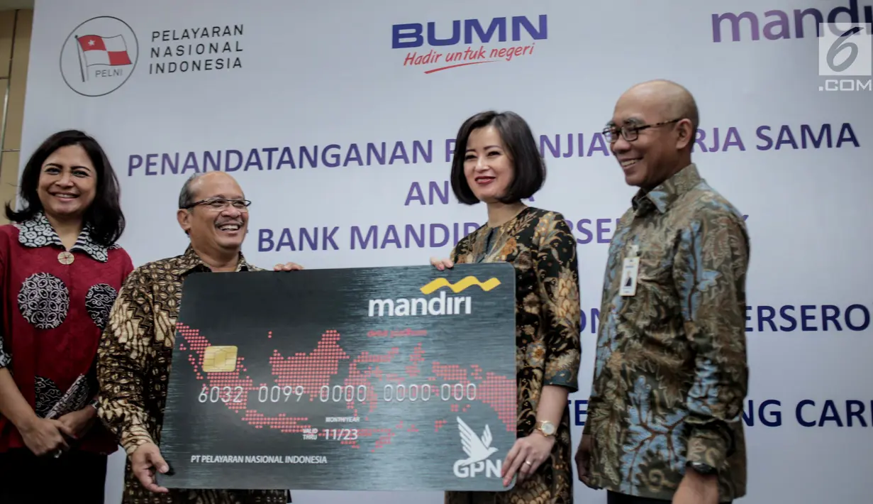 Dirut PT Pelni Insan Purwarisya L Tobing (dua kiri) dan Direktur Hubungan Kelembagaan Bank Mandiri Alexandra Askandar (dua kanan) menunjukkan cash card usai penandatanganan kerja sama, Jakarta, Rabu (24/7/2019). Pelni dan Bank Mandiri kerja sama penggunaan cash card. (Liputan6.com/Faizal Fanani)