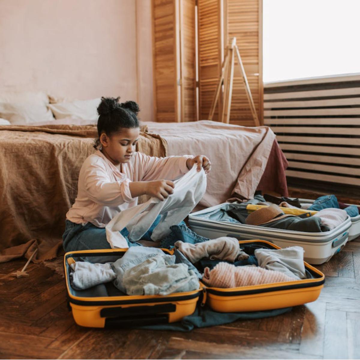 Ilustrasi Anak Mandiri Mengemas Pakaian (©Pexels)