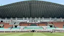 Seorang petugas melakukan perawatan rumput di Stadion Pakansari, Cibinong, Kabupaten Bogor, Rabu (23/7/2026). Selain lapangan, pembenahan atap stadion menjadi salah satu pekerjaan utama menjelang Pakansari menjadi kandang Timnas Indonesia di Piala AFF 2026. Pengerjaan atap telah rampung sesuai target pada 21 Juli 2026 dan kini hanya menyisakan tahap perapihan. (Bola.com/Muhammad Adi Yaksa)