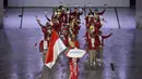 Delegasi Indonesia memasuki panggung pada upacara pembukaan SEA Games 2021 di Hanoi, Vietnam, 12 Mei 2022. SEA Games 2021 berlangsung dari tanggal 12 Mei hingga 23 Mei di Hanoi dan 11 provinsi terdekat. (AP Photo/Minh Hoang)