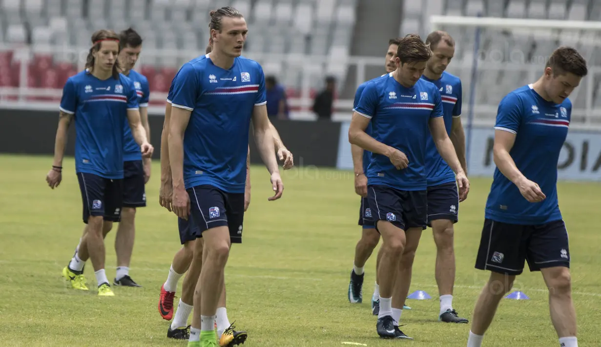 Para pemain Islandia tampak lelah saat latihan di SUGBK, Jakarta, Sabtu (13/1/2018). Islandia menggelar latihan resmi jelang laga persahabatan melawan Indonesia. (Bola.com/Vitalis Yogi Trisna)