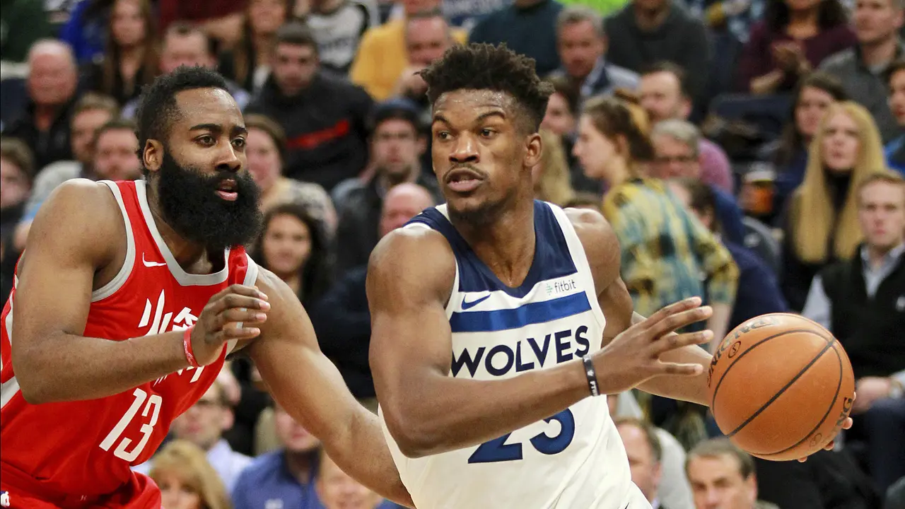 James Harden menjaga Jimmy Butler saat Rockets mengalahkan Timberwolves
