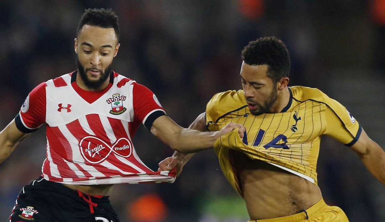 3. Penyerang Southampton, Nathan Redmond, tarik-tarikan dengan gelandang Tottenham, Mousa Dembele, pada laga Premier League di Stadion St Mary, Inggris, Rabu (28/12/2016). (Reuters/Matthew Childs)