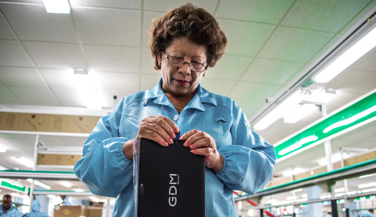 Teknisi wanita menyelesaikan proses perakitan tablet PC berteknologi Haier China di Gedeme, Havana, Kuba (15/5). Kuba-China menjalani kemitraan dalam bidang industri elektronik komputer. (AFP Photo/Adalberto Roque)