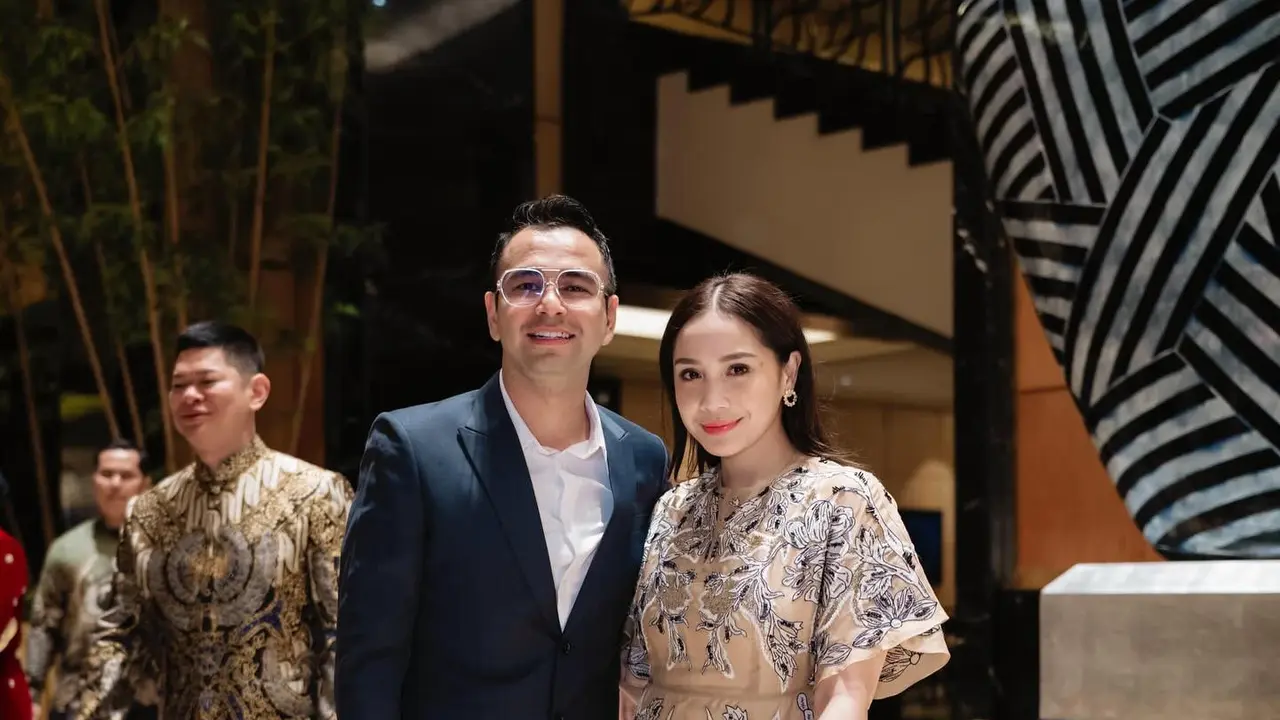 Klasik dan Berkelas, Gaya Nagita Slavina dalam Dress Biyan Saat Kondangan