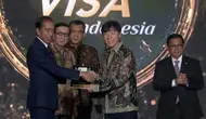 Presiden Joko Widodo (Jokowi) memberikan golden visa untuk pelatih Timnas Indonesia Shin Tae Yong alias STY di Hotel Ritz Carlton, Jakarta, Kamis (25/7/2024) (Liputan6.com/Muhamad Radityo Priyasmoro)