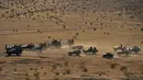 Para peserta melakukan konvoi mobil saat mengikuti Wasteland Weekend di Gurun Mojave, North Edwards, California, AS, Sabtu (28/9/2019). (Agustin Paullier/AFP)