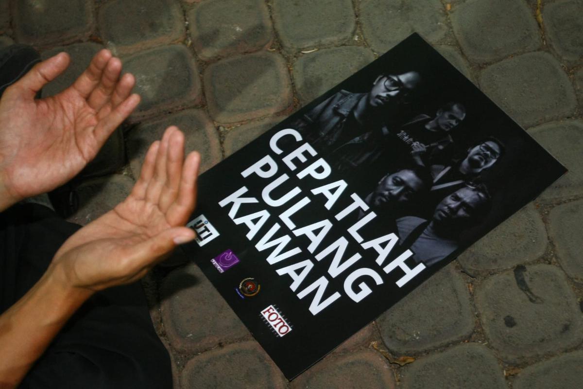 Doa digelar sebagai bentuk solidaritas sekaligus ikhtiar untuk 5 Jurnalis dan 3 kru hilang kontak saat liputan Anak Krakatau di Alun-alun Kota Malang. (merdeka.com/Erwin yohanes).