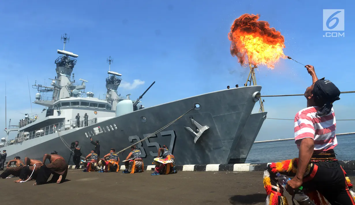 Kapal perang KRI Bung Tomo 357 bersandar di Dermaga Sunda Pondok Dayung, Jakarta, Jumat (13/4). TNI AL Komando Armada Barat (Koarmabar) menerima alutsista dua kapal perang dari Koarmatim. (Merdeka.com/Imam Buhori)