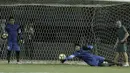 Kiper Timnas Indonesia, Satria Tama, saat mengikuti latihan jelang laga melawan Fiji di Stadion Patriot, Bekasi, Kamis, (31/8/2017). Indonesia akan menjalani laga Persahabatan melawan Fiji. (Bola.com/M Iqbal Ichsan)