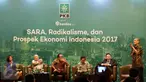 Staf Ahli Wakil Presiden RI, Sofjan Wanandi (kedua kiri) bersama Menaker Hanif Dhakiri (ketiga kiri) saat menjadi pembicara diskusi, Jakarta, Senin (23/1). Diskusi membahas SARA, Radikalisme dan Prospek Ekonomi Indonesia 2017. (Liputan6.com/Johan Tallo)