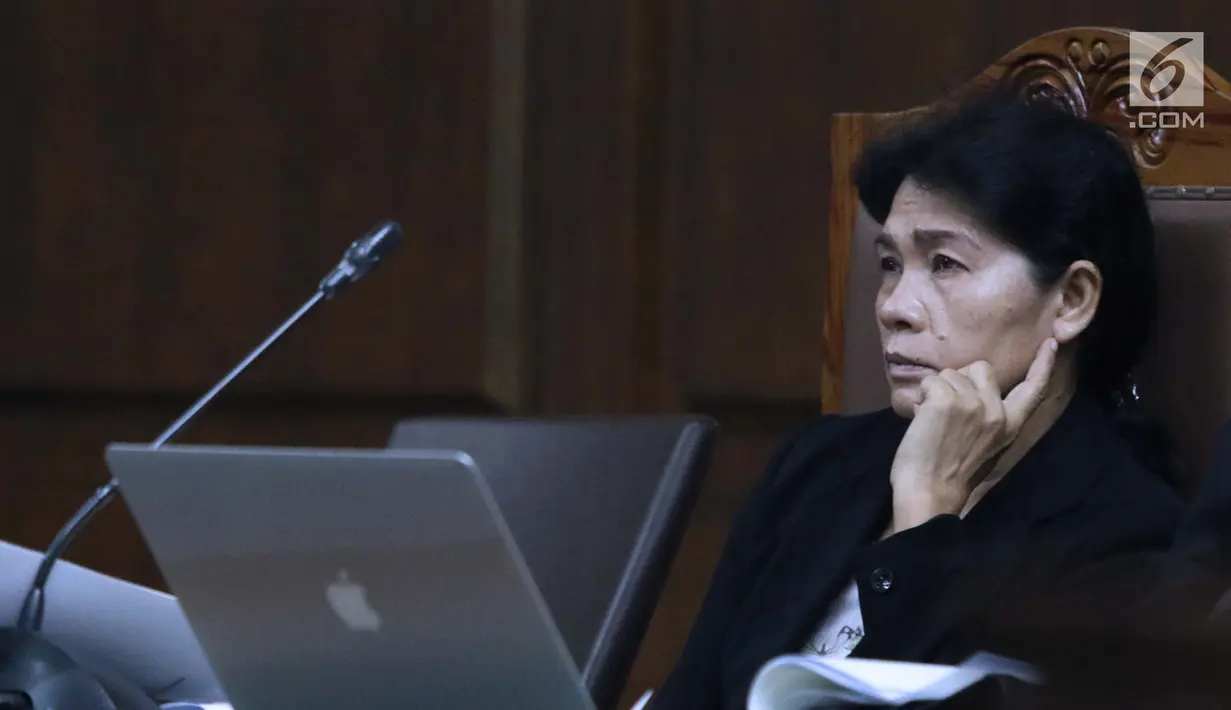 Hakim ad hoc nonaktif Pengadilan Tipikor Medan, Merry Purba saat sidang di Pengadilan Tipikor, Jakarta, Kamis (21/2). Merry Purba tetap menjalani sidang meski dalam suasana berduka setelah suaminya meninggal dunia. (Liputan6.com/Helmi Fithriansyah)
