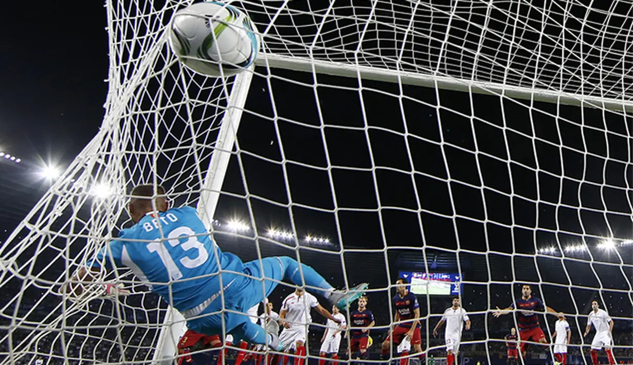 Gawang Sevilla yang dijaga oleh Beto kebobolan saat pertandingan melawan Barcelona pada laga UEFA Super Cup di Tbilisi, Georgia, Selasa (11/8/2015). Bercelona menang 5-4 atas Sevilla. (EPA/Yuri Kochetkov)