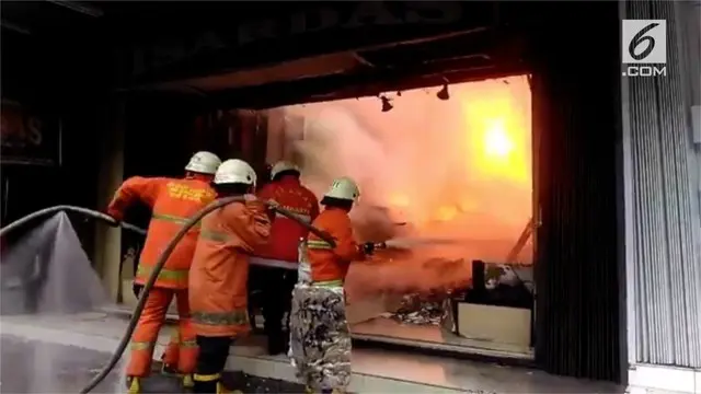 VIDEO: Pertokoan Pasar Baru Kebakaran, 20 Damkar Dikerahkan
