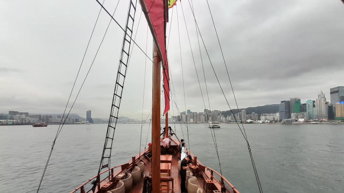 Laporan Liputan6.com dari Hong Kong: Berlayar dengan Aqualuna Menikmati Victoria Harbour