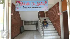 Mahasiswa duduk di tangga kampus Unversitas Ibnu Chaldun Jakarta, Selasa (6/10). Kementerian Riset, Teknologi, dan Pendidikan Tinggi telah membekukan 243 kampus termasuk 22 kampus yang berada di Jakarta. (Liputan6.com/Gempur M Surya)