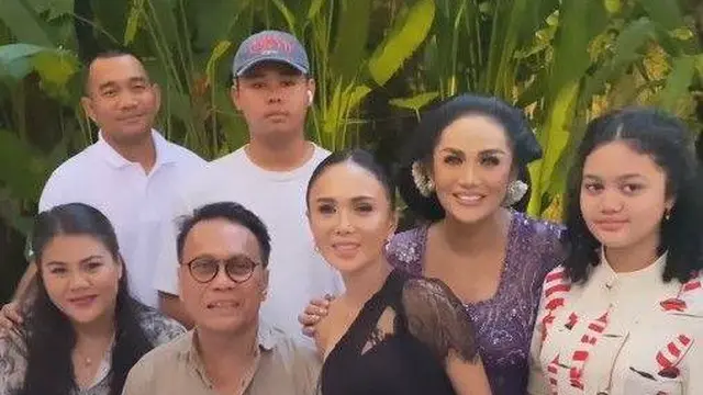 Dihadiri Mantan Suami, Ini 7 Potret Pesta Ulang Tahun Yuni Shara ke-51